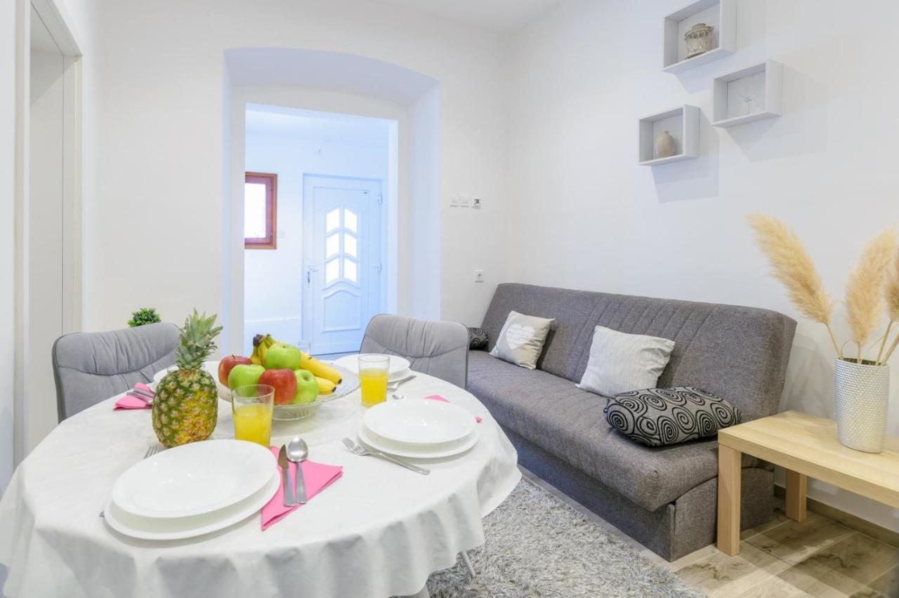 Charming Apartment In Town Center Pola Esterno foto