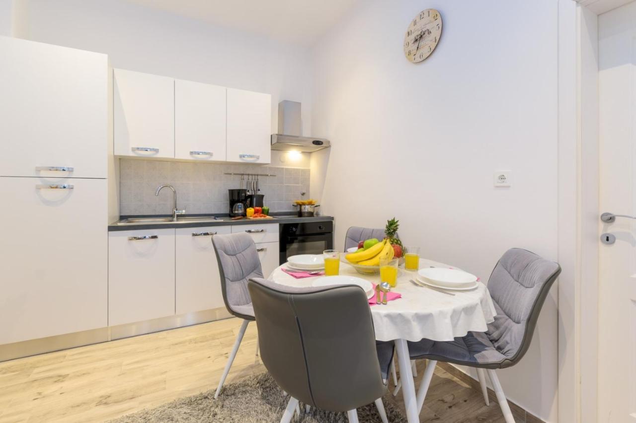 Charming Apartment In Town Center Pola Esterno foto